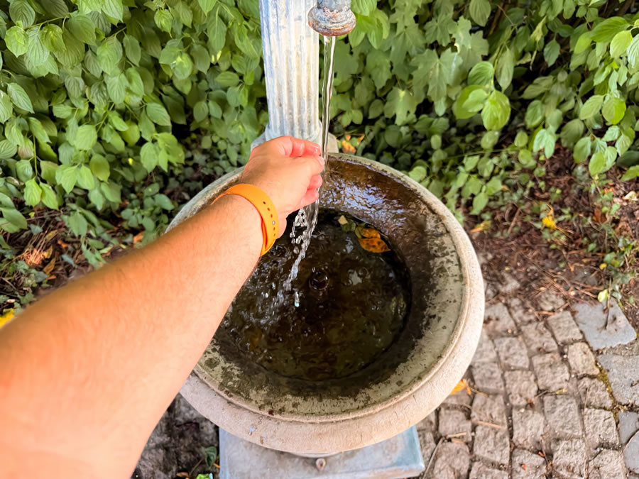 Ein Brunnen. Frisches Wasser. Und viele Erinnerungen.